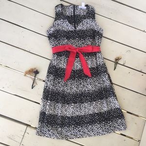 Adorable maternity dress with red belt 🤰🏻